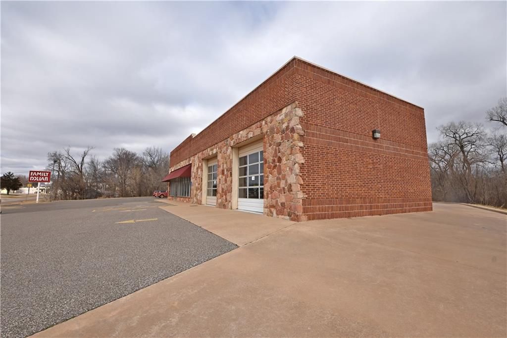 Tirebuilding_Kahkesh: 816 S Division St, Guthrie, OK 73044